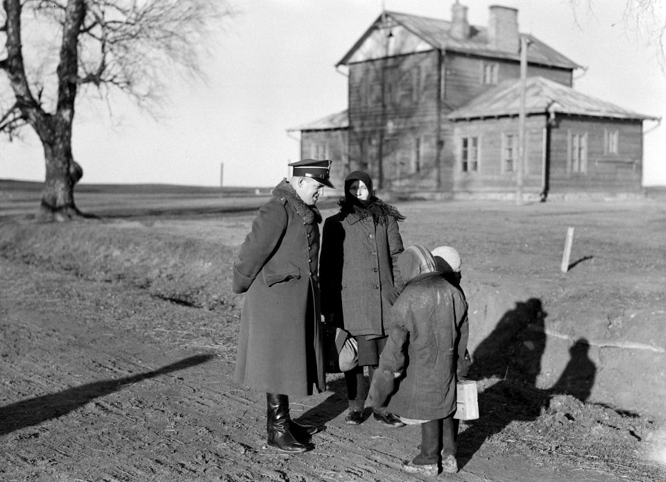 Officier in gesprek met de plaatselijke bevolking in het grensgeboed Polen-Litou, Bestanddeelnr 190-1188