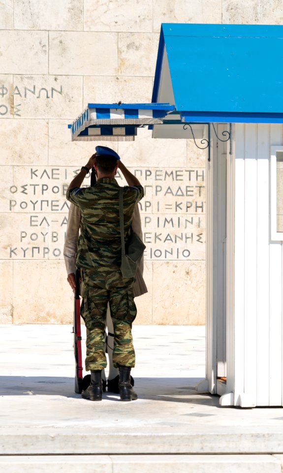Officier corrigeant la coiffe d'un Evzone, Athens, Greece