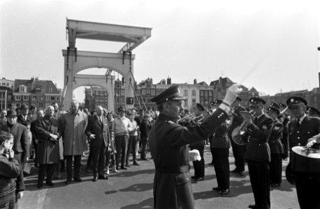 Officiele verkoop Zomerpostzegels op de Magere Brug te Amsterdam, geheel links w, Bestanddeelnr 921-2403