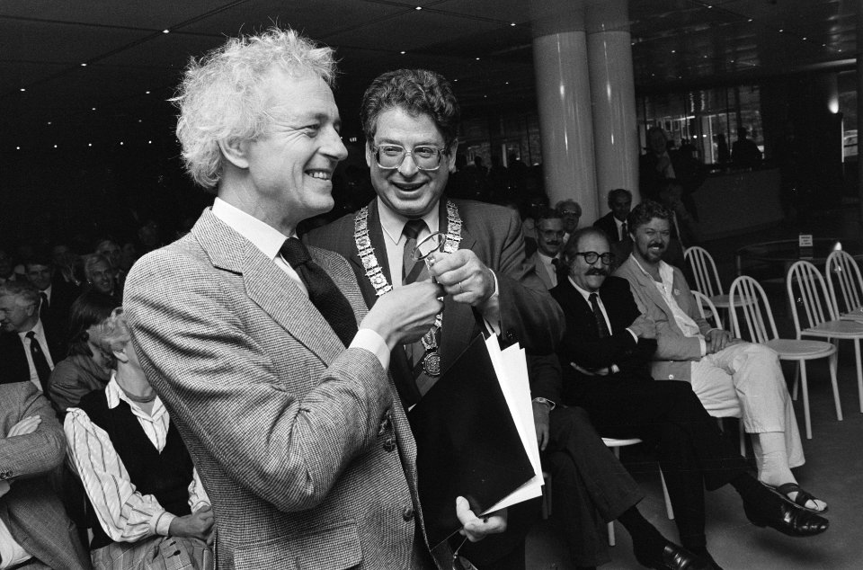 Officiële overdracht van het Muziektheater door burgemeester van Thijn van Amste, Bestanddeelnr 933-7667