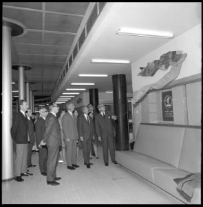 Officiële onthulling van een nieuw kunstwerk in de Spaarbank Rotterdam aan de Botersloot 1968