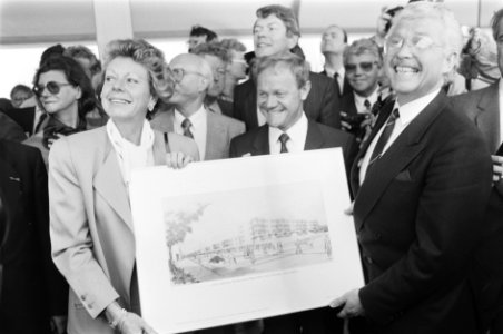 Officiele opening Flevolijn traject Weesp-Almere v.l.n.r minister Smit-Kroes (…, Bestanddeelnr 933-9961