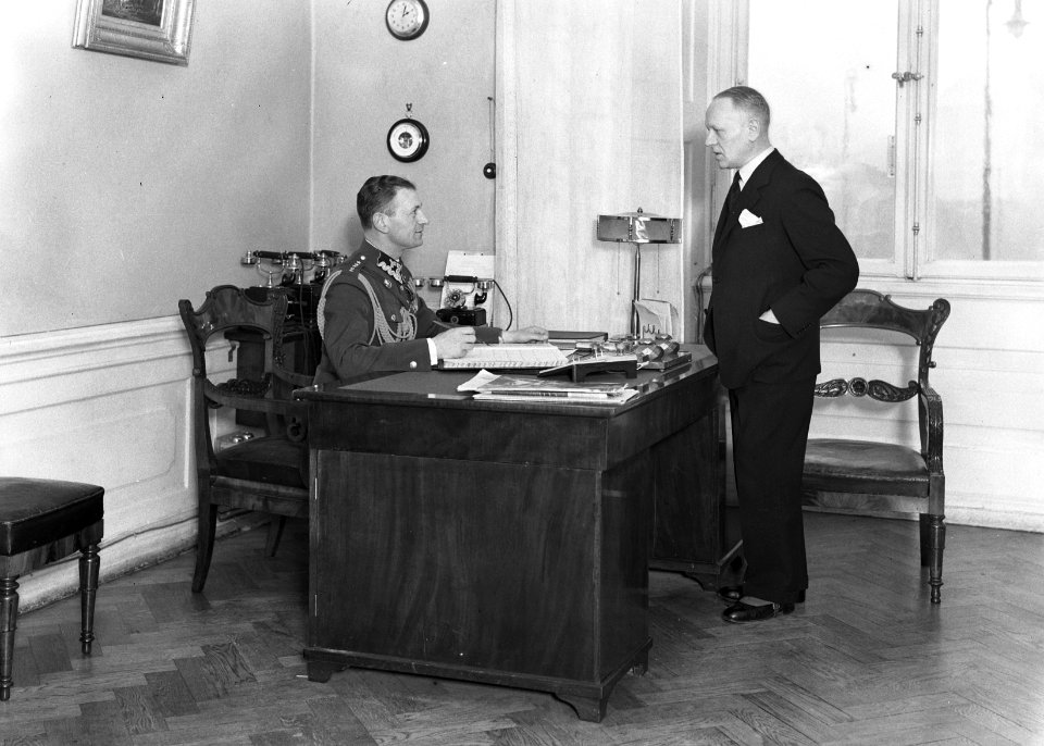 Officier Hartmann en de heer Zanicivski in het presidentieel paleis in Warschau, Bestanddeelnr 190-1146