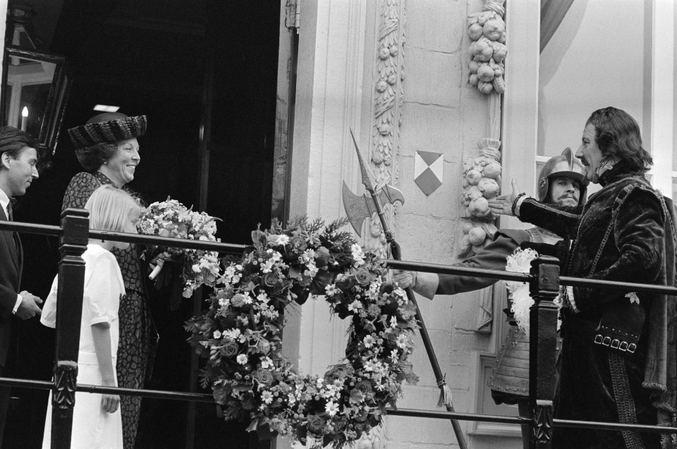 Officiele heropening Mauritshuis in Den Haag door Koningin Beatrix , hier op bor, Bestanddeelnr 934-0026