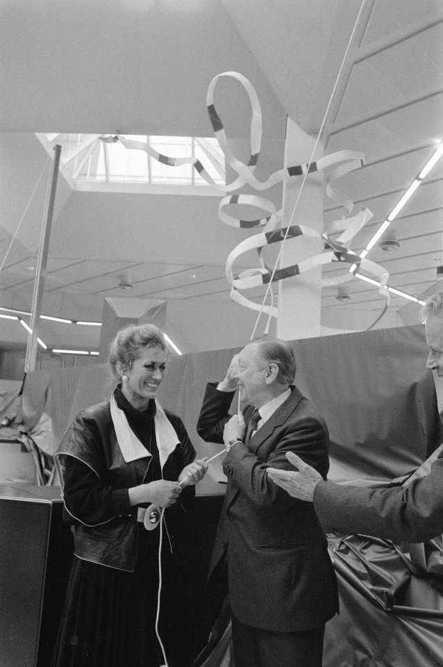 Officiele overdracht van World Trade Centre en overhandiging van kunstwerk Mart, Bestanddeelnr 933-2936