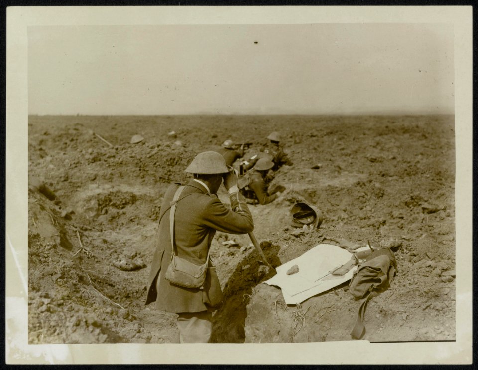Officers observing on the 15th Sept. 1916 from what had been the German front , Bestanddeelnr 158-0200