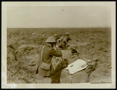Officers observing on the 15th Sept. 1916 from what had been the German front , Bestanddeelnr 158-0200