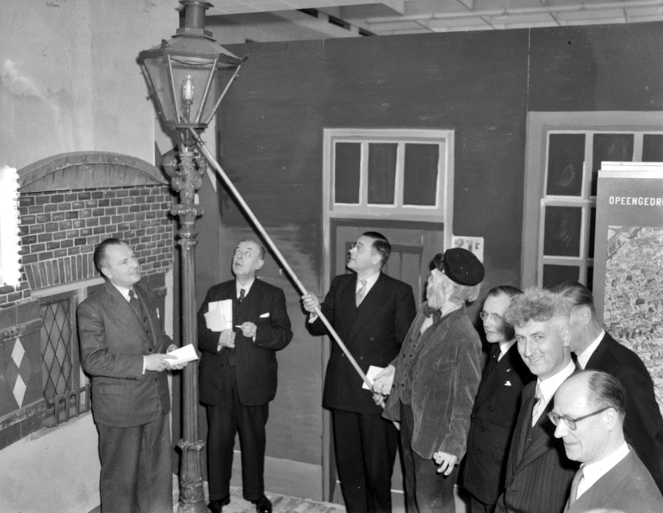 Officiele opening tentoonstelling 50 Jaar Wonen Den Haag door Minister Witte, Bestanddeelnr 905-3538