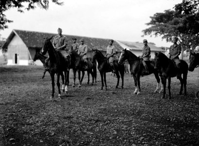 Officier en manschappen te paard, Bestanddeelnr 14902 photo