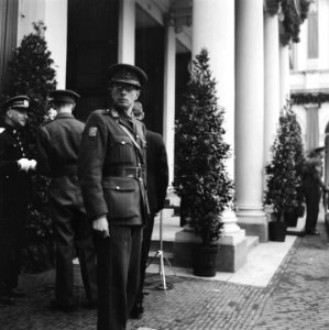 Officier bij Paleis Noordeinde, Bestanddeelnr 900-4982