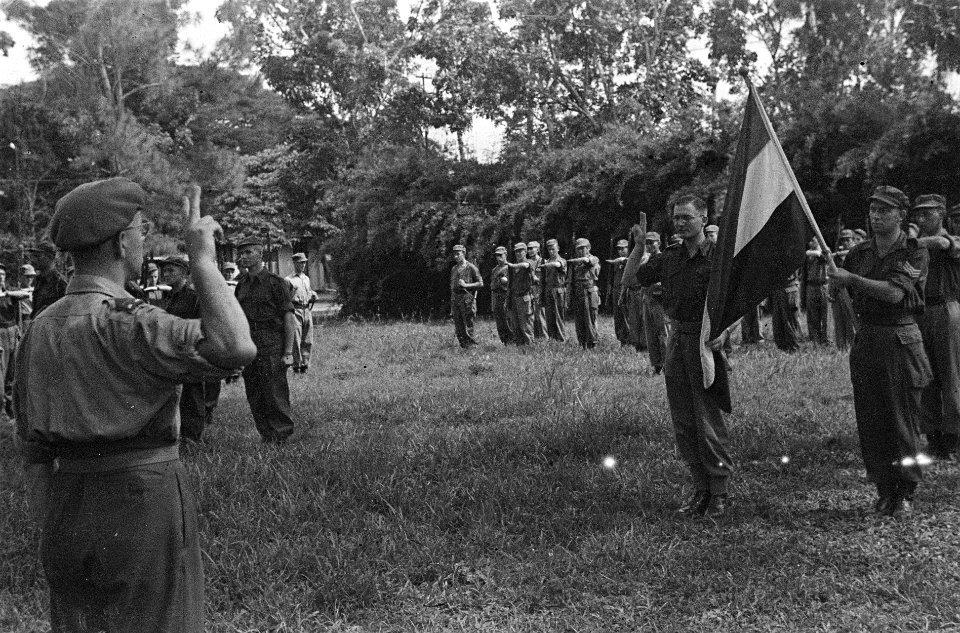 Officier legt de eed af staande bij de Nederlandse vlag Op de rug gezien de lui, Bestanddeelnr 5891