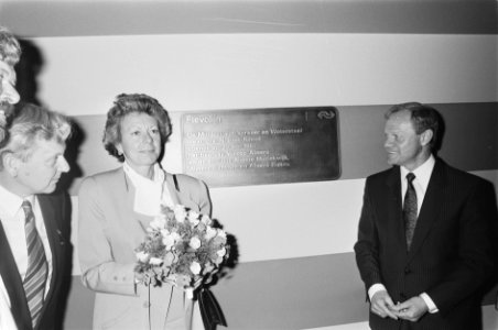 Officiele opening Flevolijn traject Weesp-Almere minister Smit-Kroes en preside, Bestanddeelnr 933-9960
