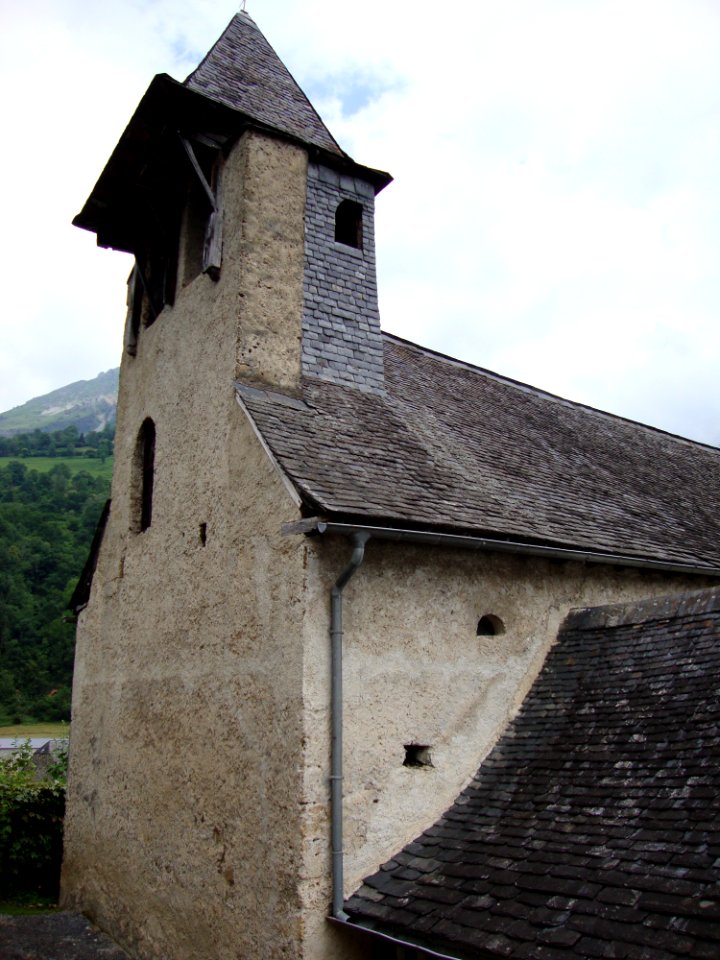Orcun (Bedous, Pyr-Atl, Fr) chapelle, le clocher-mur avec sa caisse de resonance formant tour
