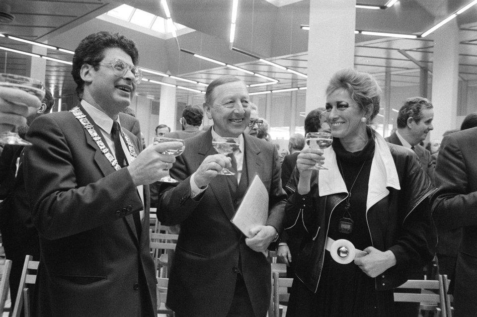Officiele overdracht van World Trade Centre en overhandiging van kunstwerk Van , Bestanddeelnr 933-2935