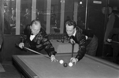 Officiele kampioenschap driebanden van Amsterdam in Cafe Dubois Rechts J Swee, Bestanddeelnr 914-9115