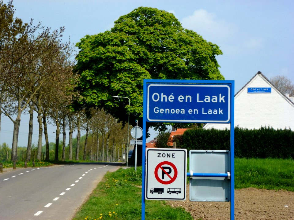 Ohé en Laak (Maasgouw) bilingual city limit sign