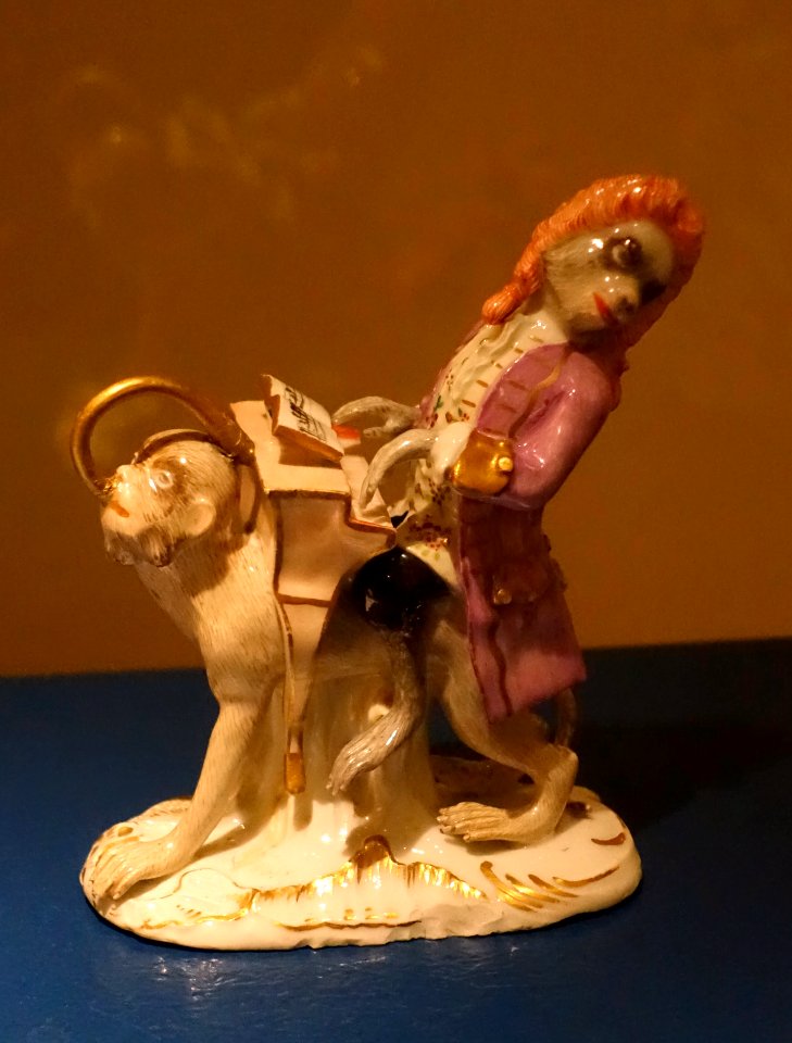 Organist, Monkey Band figure by Johann Christof Rombrich, Porzellanmanufaktur Fürstenberg, 1775 AD, porcelain - Braunschweigisches Landesmuseum - DSC04941
