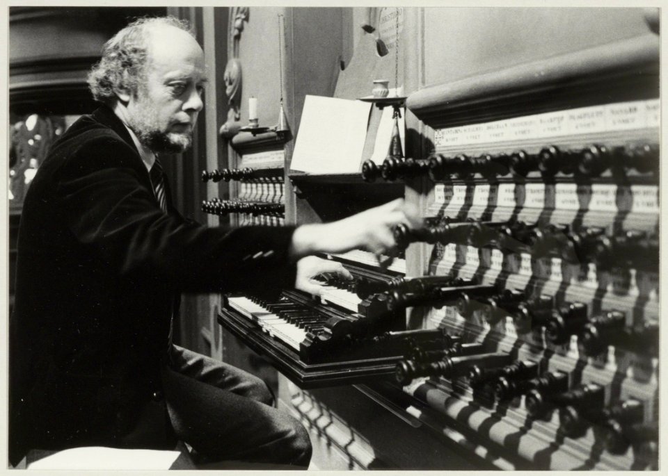 Organist Klaas Bolt trekt de registers open van het Müllerorgel in de Grote of St. Bavokerk. NL-HlmNHA 54013903