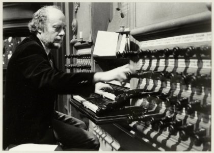 Organist Klaas Bolt trekt de registers open van het Müllerorgel in de Grote of St. Bavokerk. NL-HlmNHA 54013903