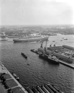 Officiële proefvaart van de s.s. Rotterdam in aanwezigheid van koningin Juliana , Bestanddeelnr 910-6010