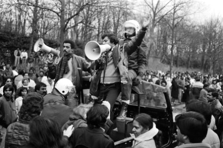 Organisatie probeert vanaf een ME-wagen de gemoederen te bedaren, Bestanddeelnr 932-4354