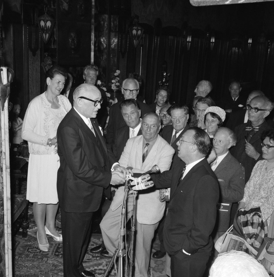 Orkestmusicus Max Tak tijdens de viering van zijn 75 jarige verjaardag houdt een, Bestanddeelnr 919-5146