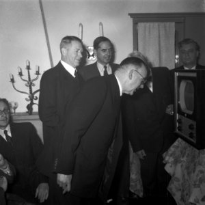 Officiële ingebruikneming televisie-omroep. Minister Teulings kijkt naar een tel, Bestanddeelnr 904-7882