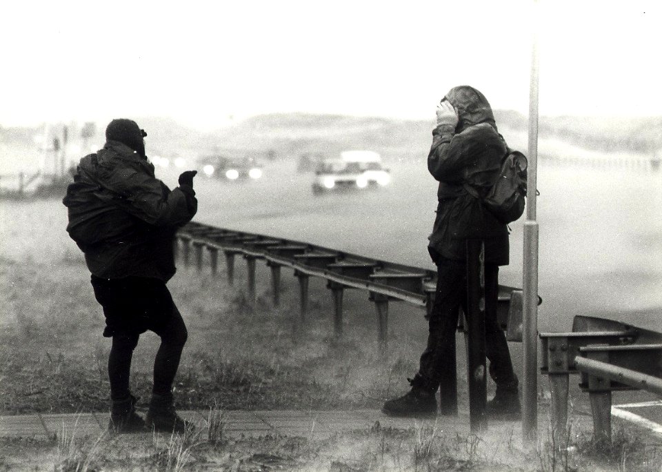 Orkaankracht windkracht 12 in Bloemendaal aan Zee. Aangekocht in 1990 van United Photos de Boer bv. - Negatiefnummer 031807 k 22. - Gepubliceerd in het Haarlems Dagblad van 26.01.1990. Identificatienu