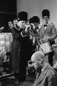 Orkest van Tehuis van Onbehuisden (Groot Walenburg's Vuilharmonisch Orkest) met , Bestanddeelnr 931-7742