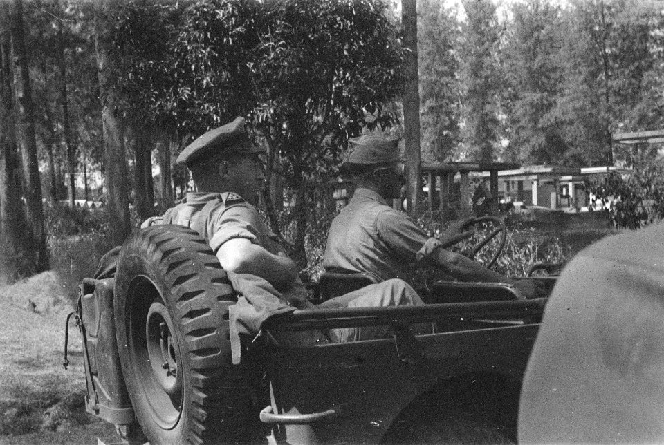 Officier in een jeep, Bestanddeelnr 13-1-3