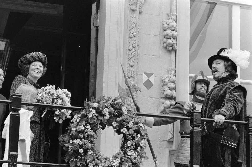 Officiele heropening Mauritshuis in Den Haag door Koningin Beatrix , hier op bor, Bestanddeelnr 934-0025