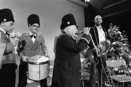 Orkest van Tehuis van Onbehuisden met dirigent Harm (dik met hoge hoed), Bestanddeelnr 931-7744