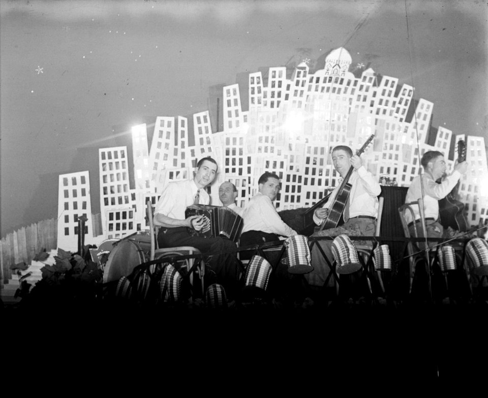 Orkest van de Balajo in de Rue de Lappe, waar indertijd 17 dansgelegenheden ware, Bestanddeelnr 190-0799
