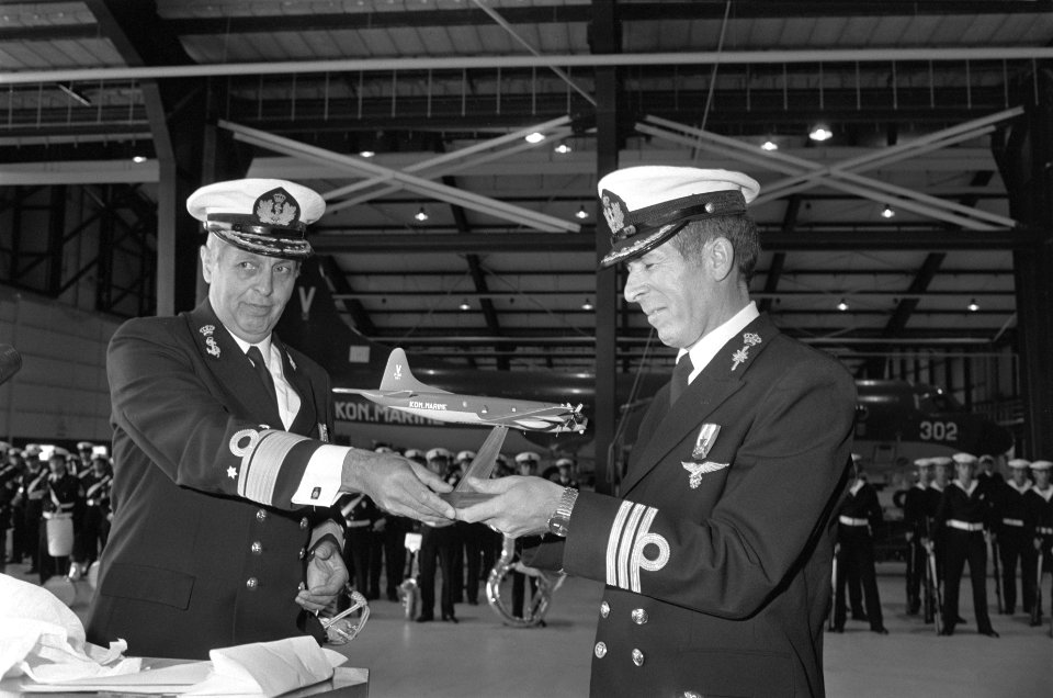 Officiele overdracht eerst vier Lockhead Orions (vliegtuigen) aan marine iav min, Bestanddeelnr 932-2983
