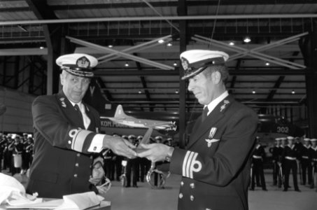 Officiele overdracht eerst vier Lockhead Orions (vliegtuigen) aan marine iav min, Bestanddeelnr 932-2983