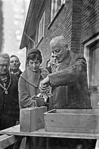 Officiele overdracht van de 50000ste na de oorlog in Overijssel gebouwde woning, Bestanddeelnr 910-8795