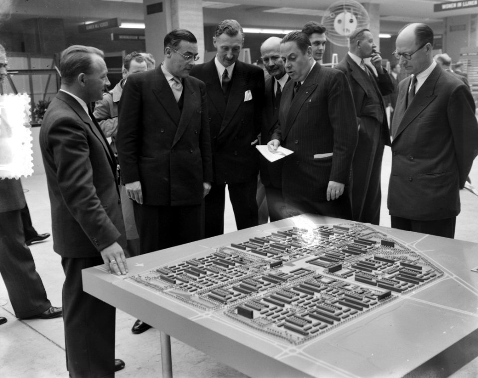 Officiele opening tentoonstelling 50 Jaar Wonen Den Haag door Minister Witte, Bestanddeelnr 905-3542