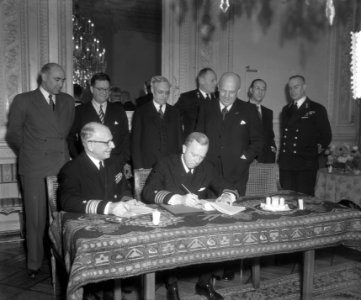 Order van 32 mijnenvegers. Ondertekenen van de Amerikaans-Nederlandse overeenko…, Bestanddeelnr 905-0300