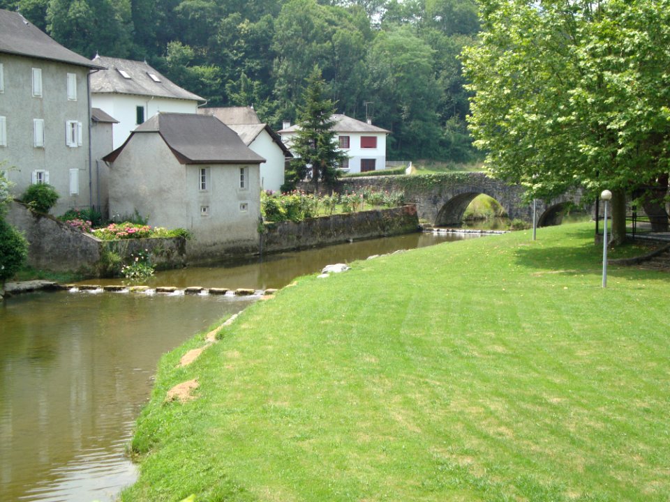 Ordiarp (Pyr-Atl, Fr) un des gués et le pont routier sur l'Arangorena