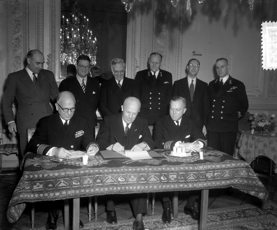 Order van 32 mijnenvegers. Ondertekenen van de Amerikaans-Nederlandse overeenko…, Bestanddeelnr 905-0301