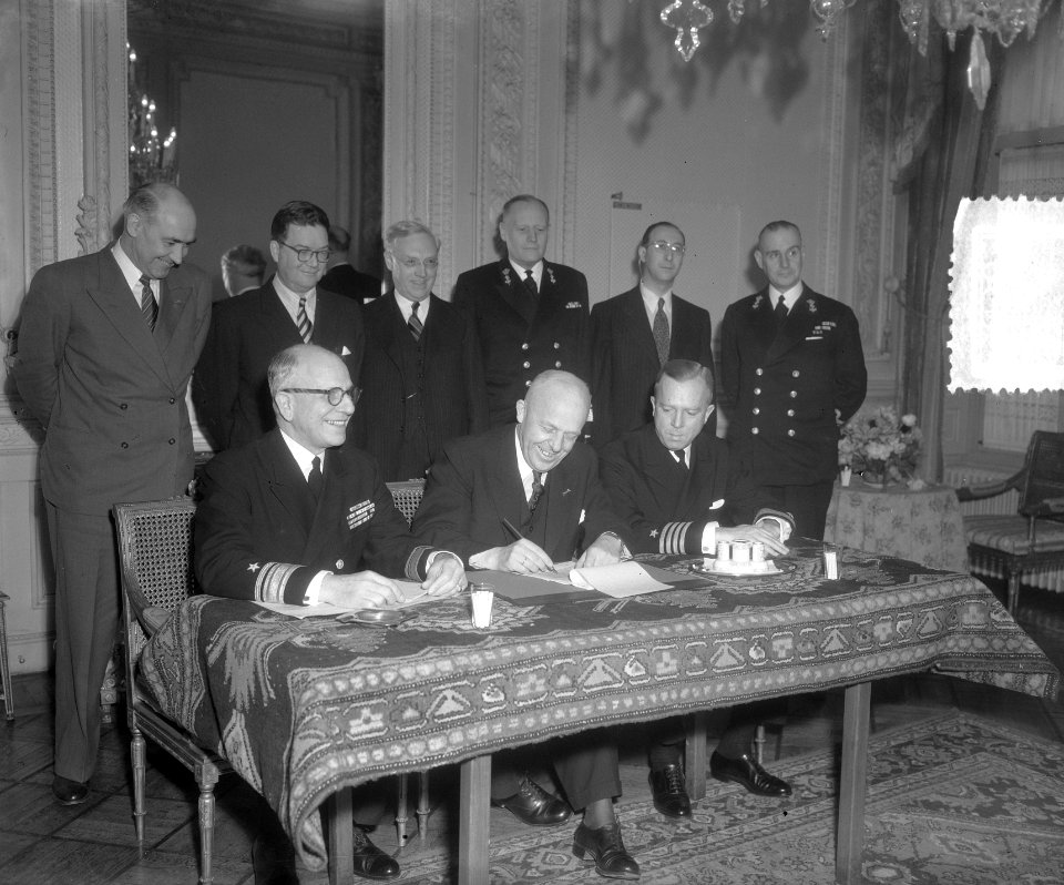 Order van 32 mijnenvegers. Ondertekenen van de Amerikaans-Nederlandse overeenko…, Bestanddeelnr 905-0302