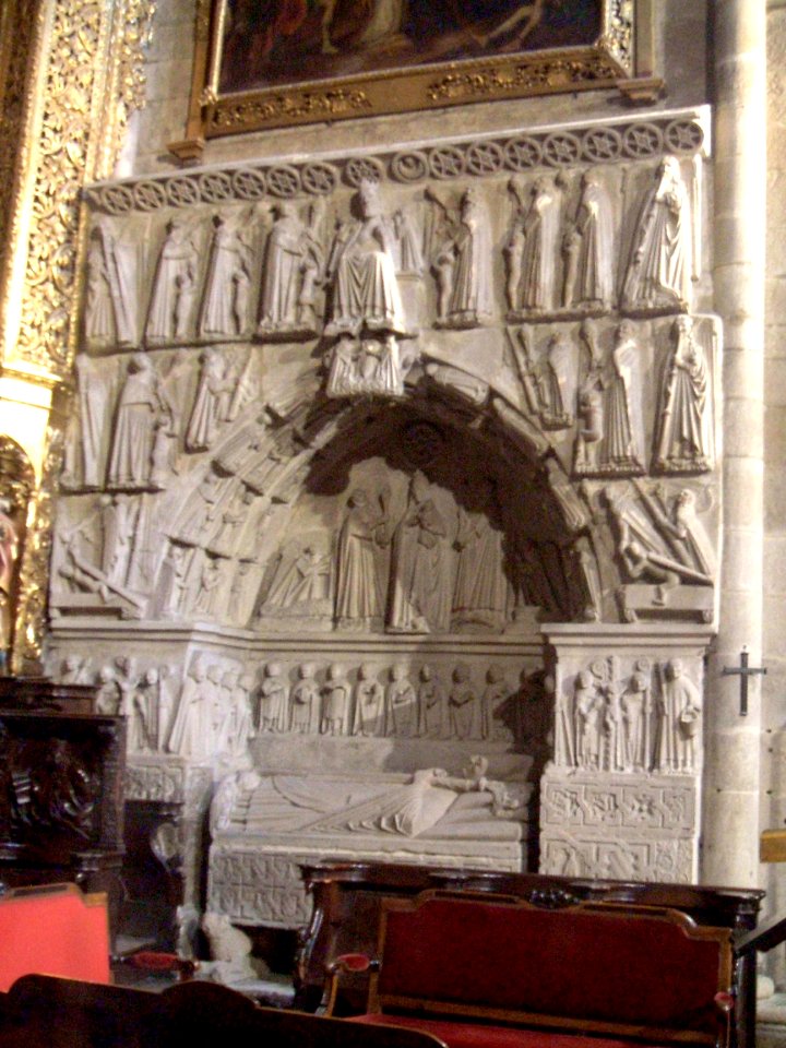 Orense - Catedral , sepulcro de obispo en la Capilla Mayor 1