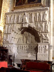 Orense - Catedral , sepulcro de obispo en la Capilla Mayor 1