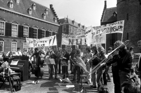 Orkest De Volharding luistert de demonstratie op, Bestanddeelnr 927-9990