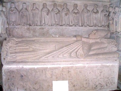 Orense - Catedral , sepulcro de obispo en la Capilla Mayor 4