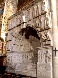 Orense - Catedral , sepulcro de obispo en la Capilla Mayor 3