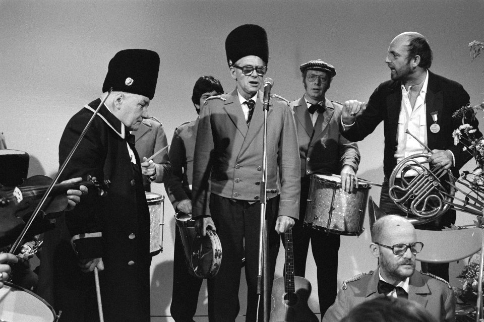 Orkest van Tehuis van Onbehuisden met dirigent Harm (dik met hoge hoed), Bestanddeelnr 931-7743