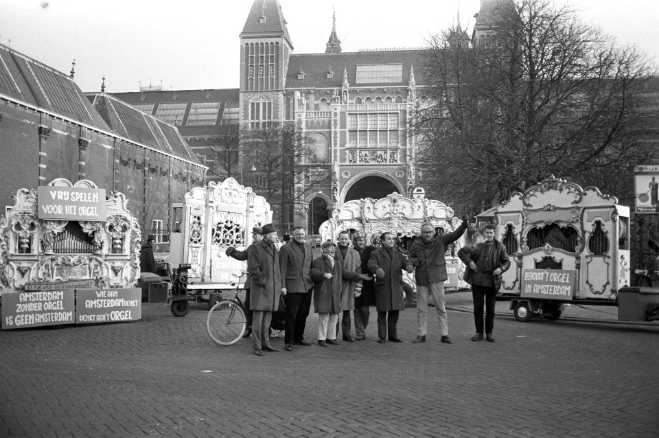 Orgeldraaiers protesteren in Amsterdam, orgeldraaiers met orgels voor Rijksmuseu, Bestanddeelnr 925-3222