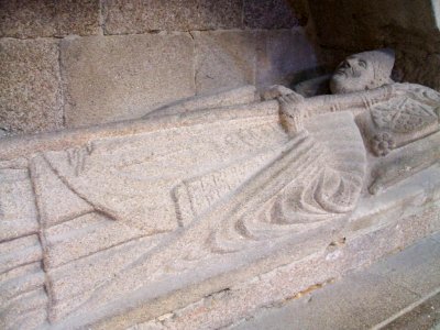Orense - Catedral , sepulcro en la nave de la Epístola