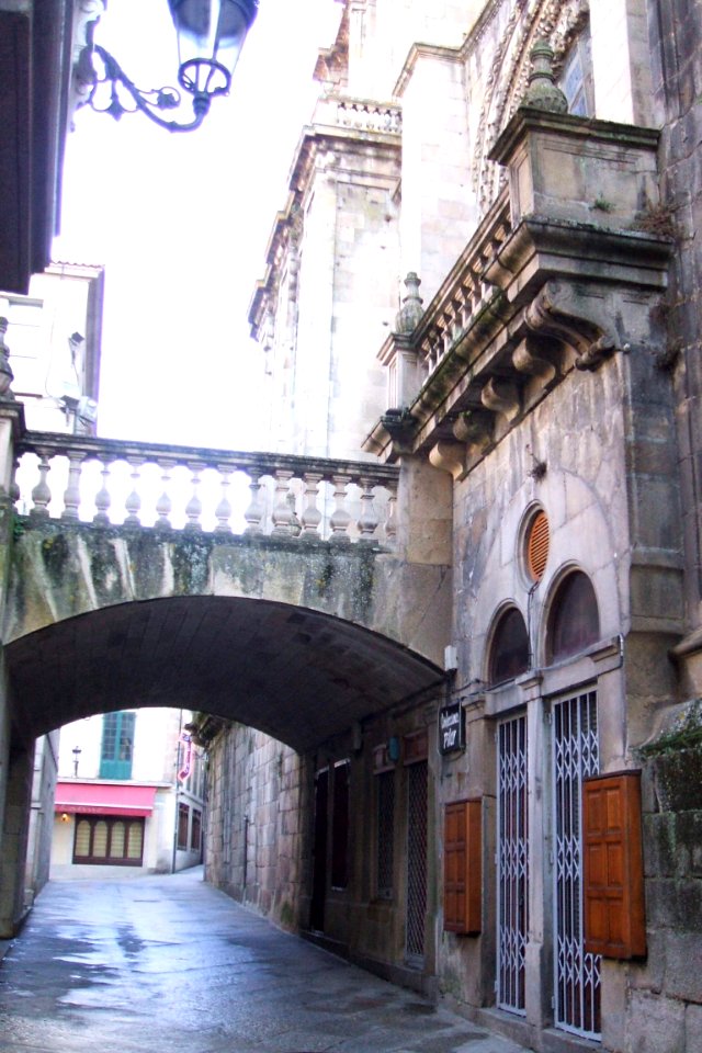 Orense - Catedral, pasaje callejero junto lado oeste